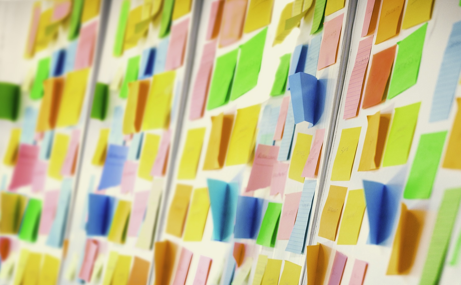 Mur de post-it colorés après un atelier