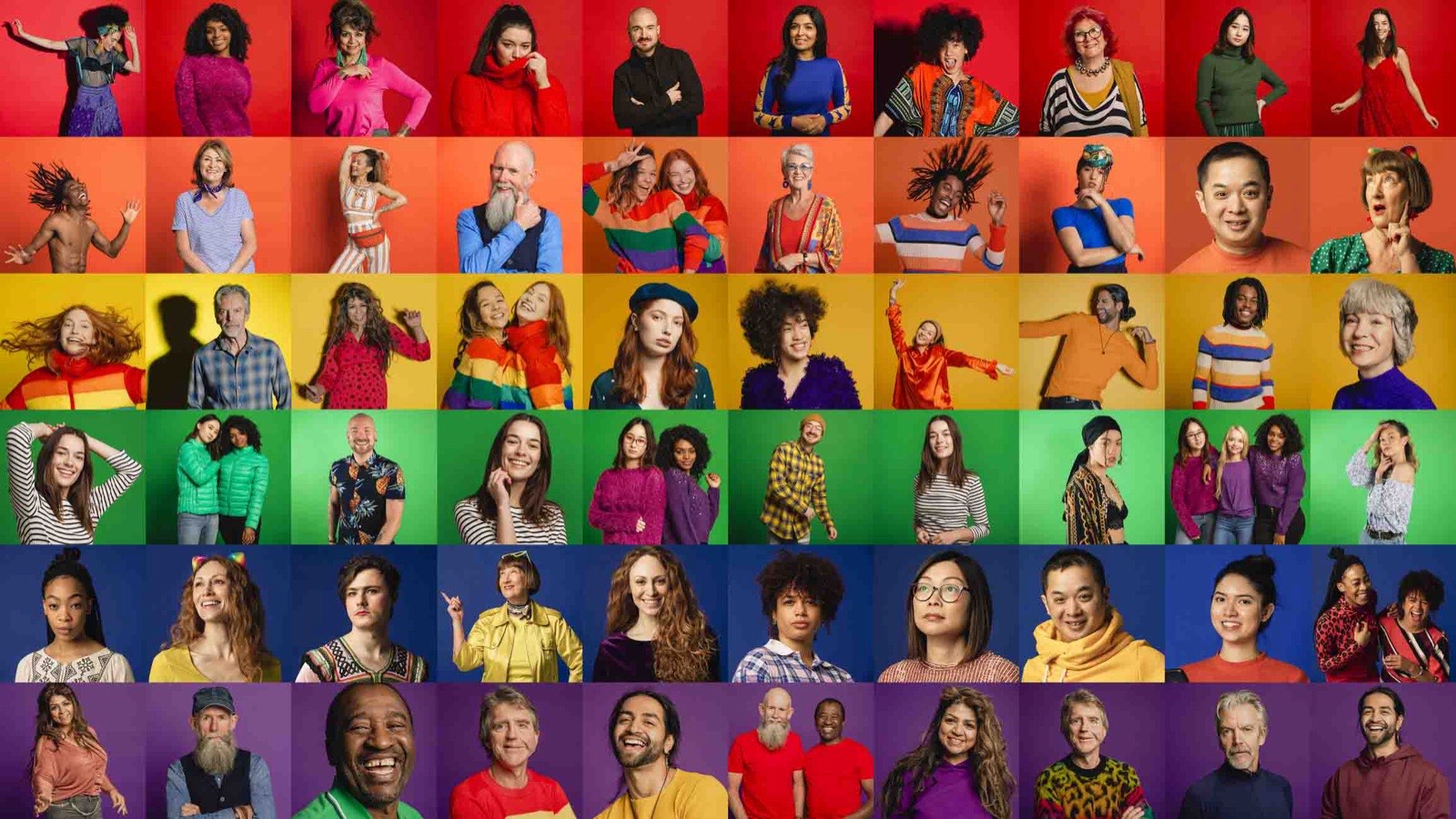 Mosaïque de portraits très variés sur fonds colorés
