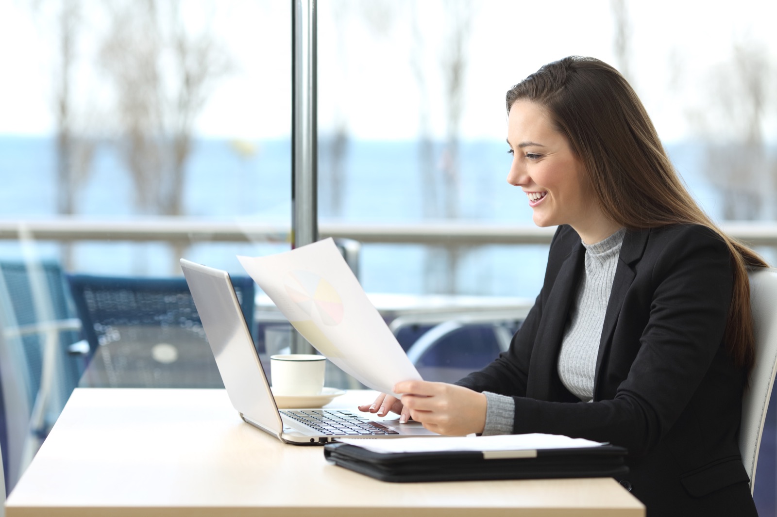 Une manager au travail, souriante